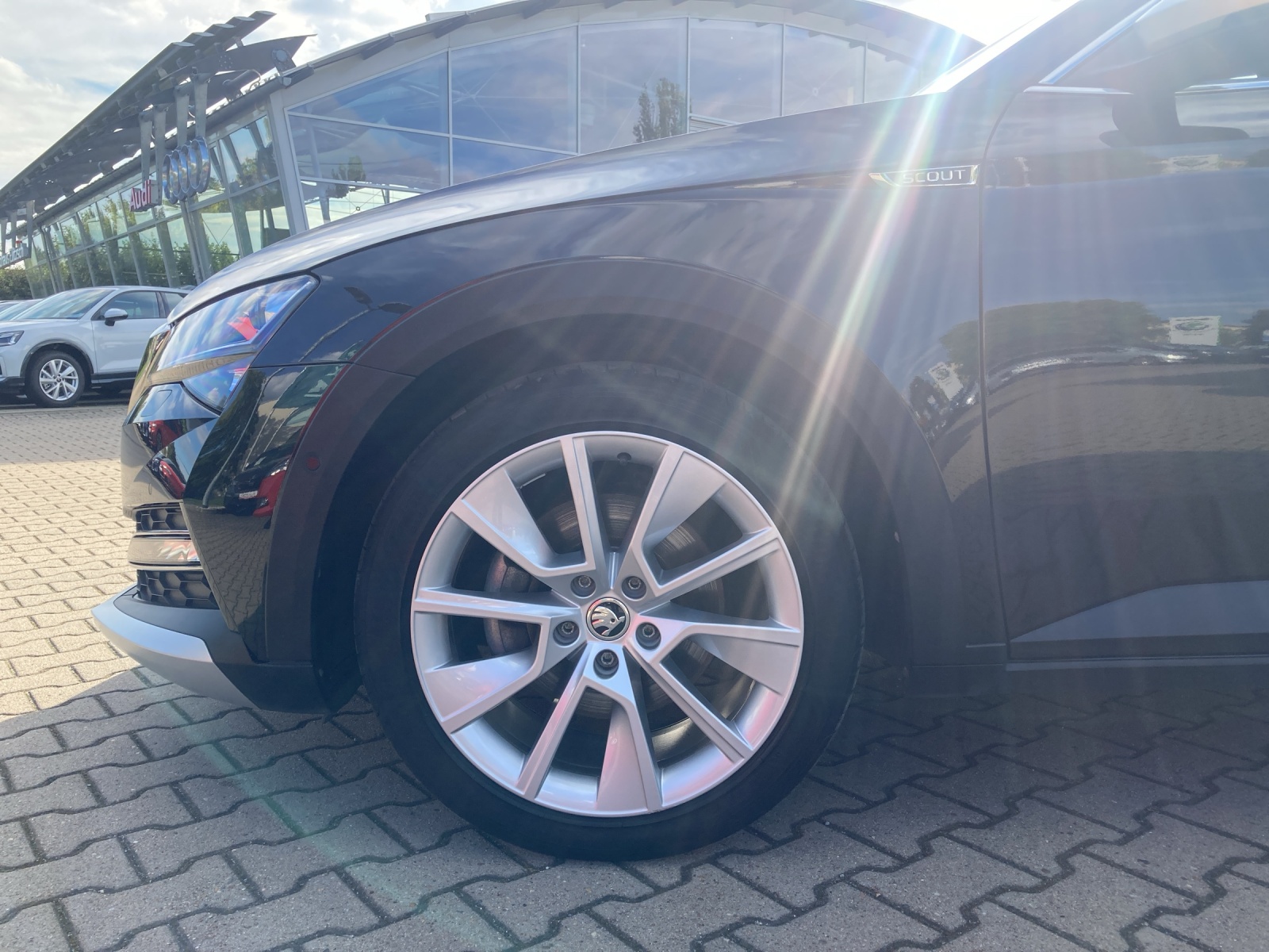 Fahrzeugabbildung SKODA Superb Combi TDI Scout DSG 4x4 Matrix AHK Navi AID ACC RFK 18