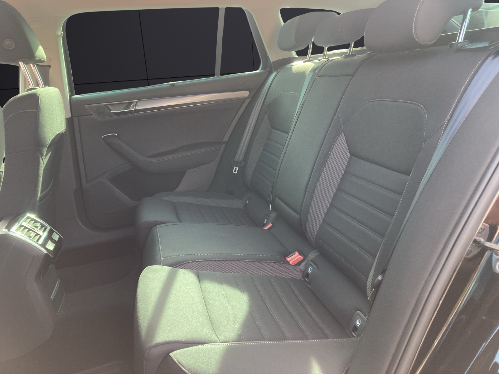 Fahrzeugabbildung SKODA Superb Combi TDI Scout DSG 4x4 Matrix AHK Navi AID ACC RFK 18