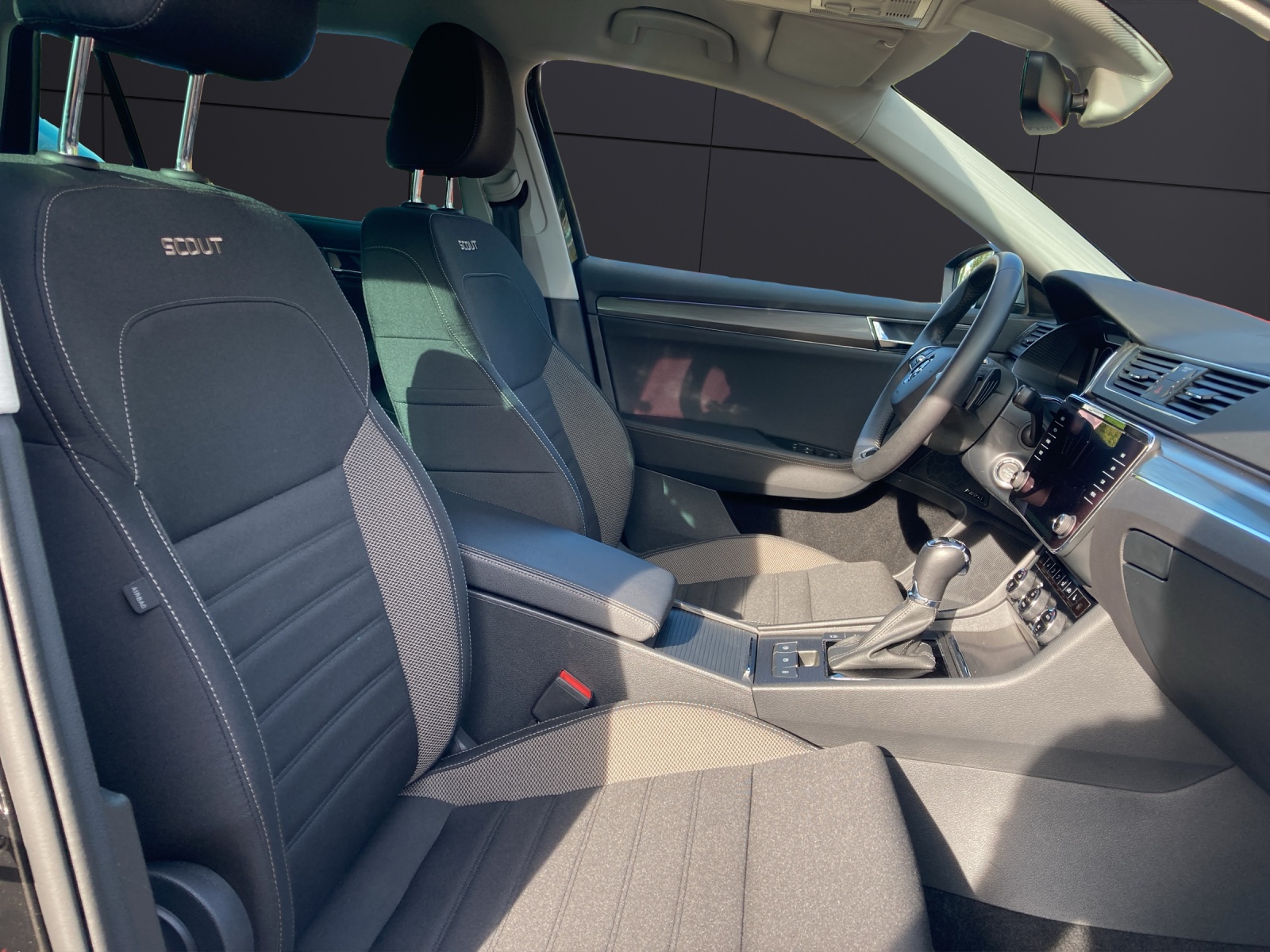 Fahrzeugabbildung SKODA Superb Combi TDI Scout DSG 4x4 Matrix AHK Navi AID ACC RFK 18