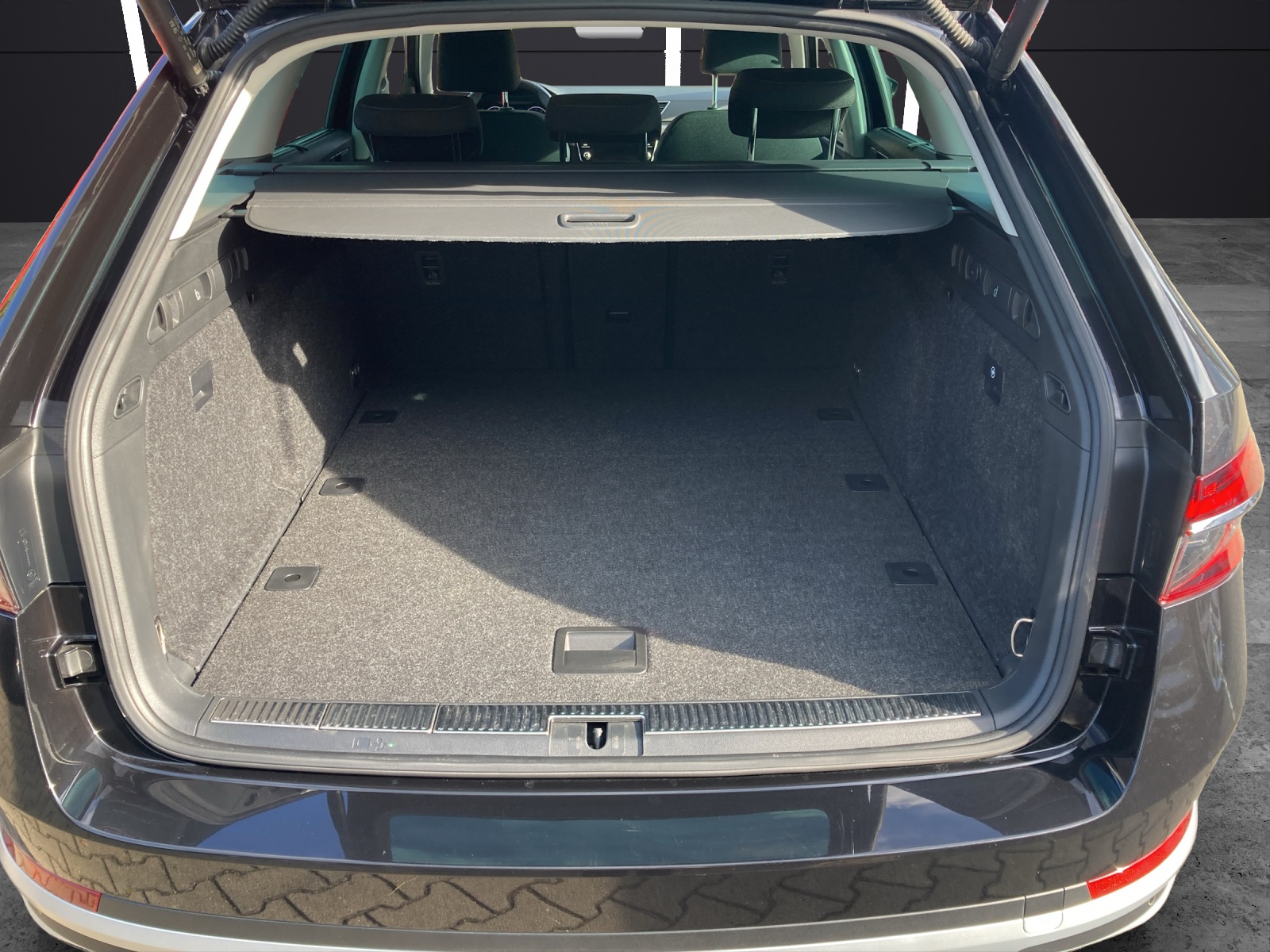 Fahrzeugabbildung SKODA Superb Combi TDI Scout DSG 4x4 Matrix AHK Navi AID ACC RFK 18