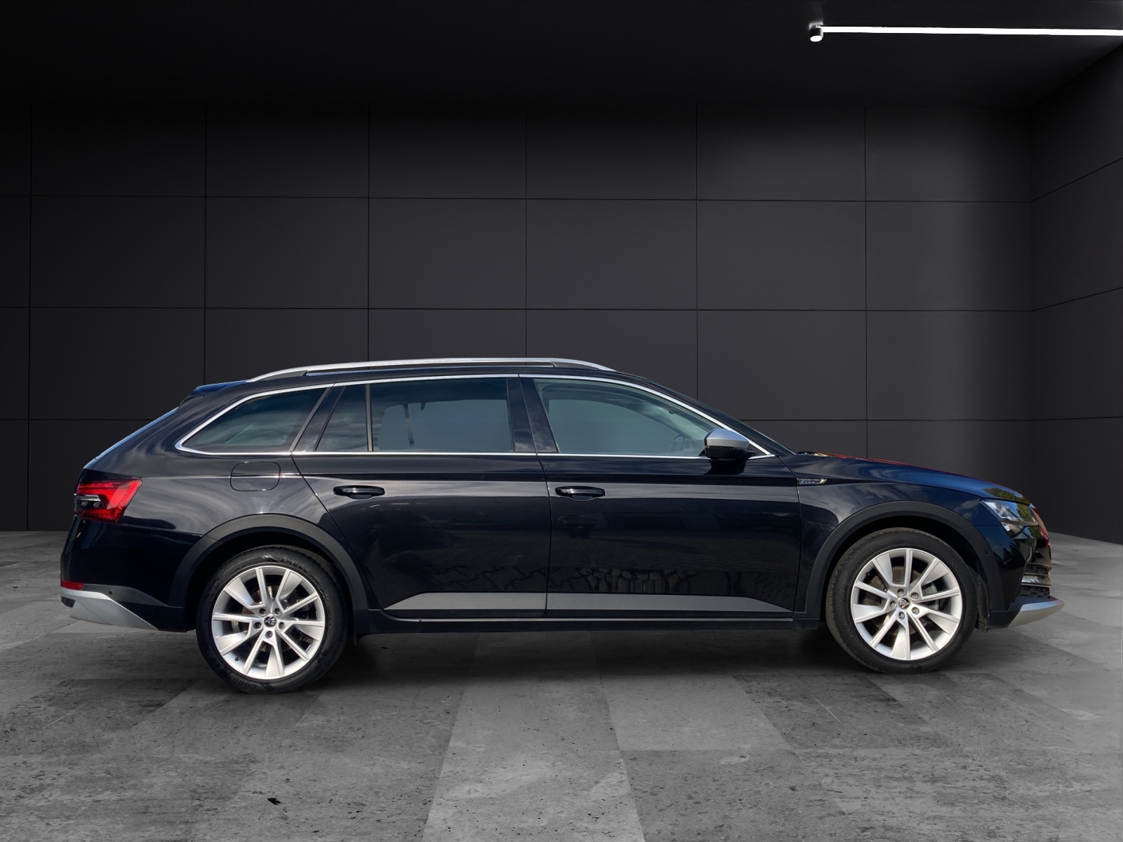 Fahrzeugabbildung SKODA Superb Combi TDI Scout DSG 4x4 Matrix AHK Navi AID ACC RFK 18