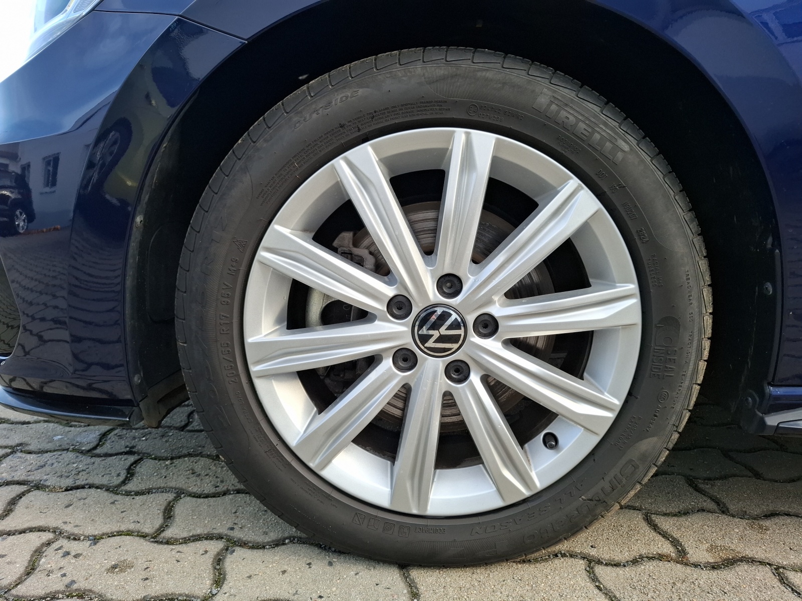 Fahrzeugabbildung Volkswagen Touran TSI Comfortline DSG R-Line LED Navi AID ACC RFK SH