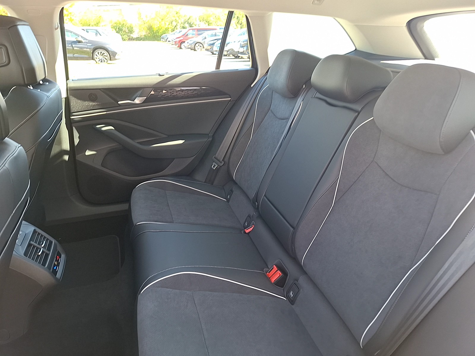 Fahrzeugabbildung Volkswagen Passat Variant TDI Elegance DSG Matrix AHK Navi HUD AID ACC RFK SH