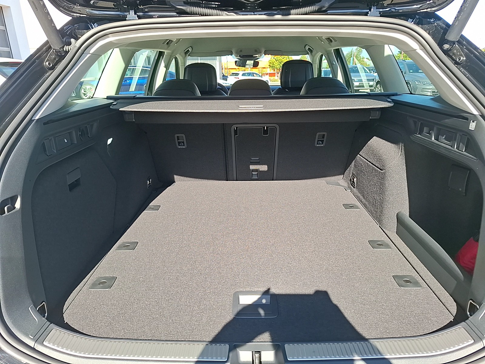 Fahrzeugabbildung Volkswagen Passat Variant TDI Elegance DSG Matrix AHK Navi HUD AID ACC RFK SH