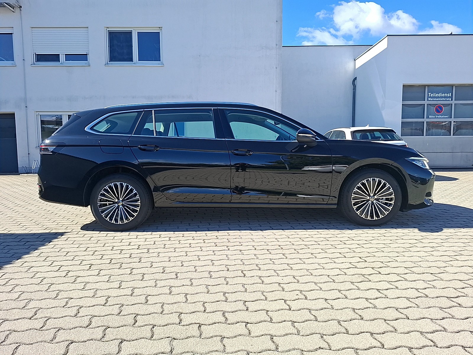 Fahrzeugabbildung Volkswagen Passat Variant TDI Elegance DSG Matrix AHK Navi HUD AID ACC RFK SH