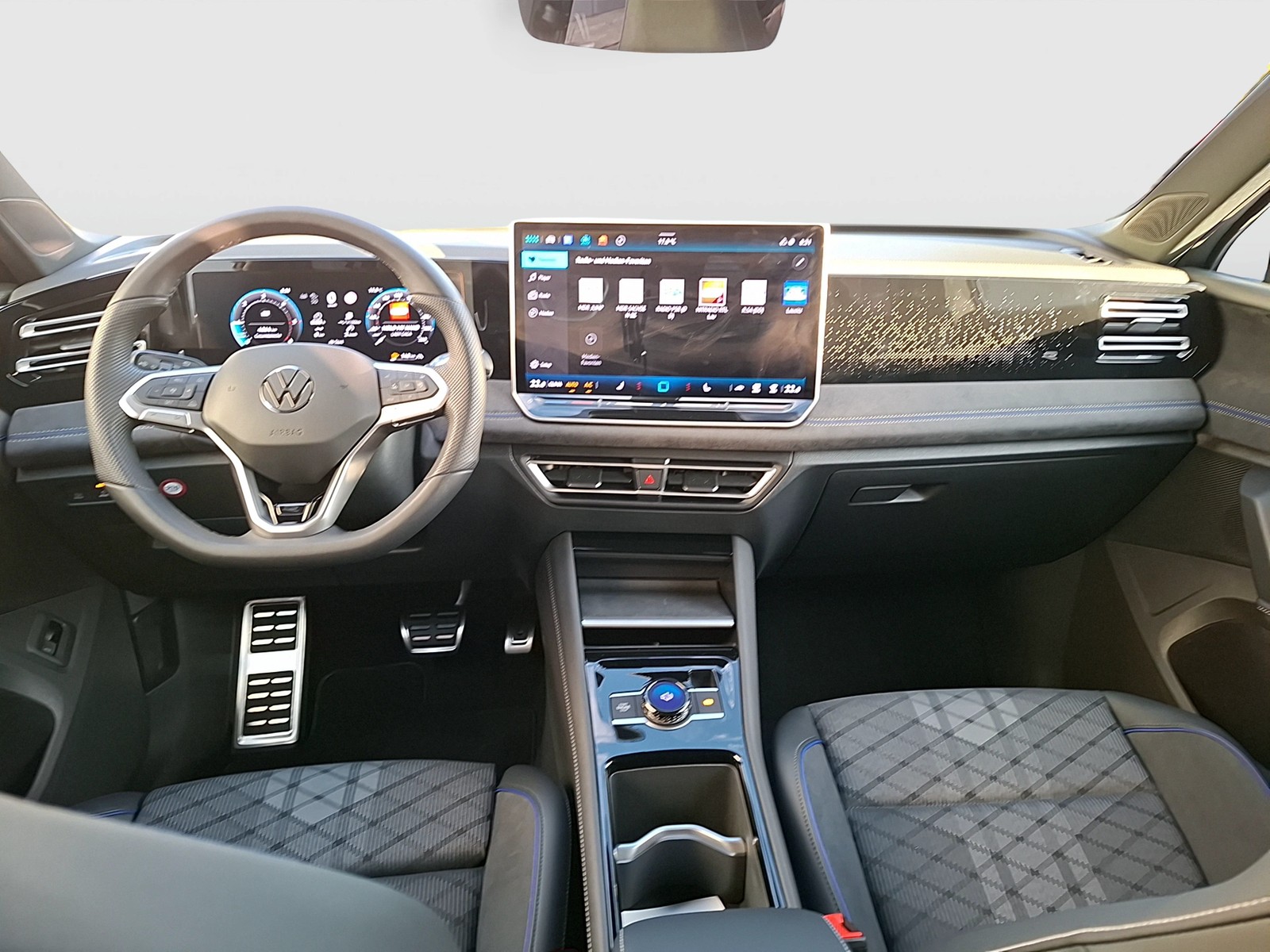 Fahrzeugabbildung Volkswagen Tiguan TDI R-Line DSG 4M Standhzg. Matrix Navi AID HUD ACC RFK SH 19