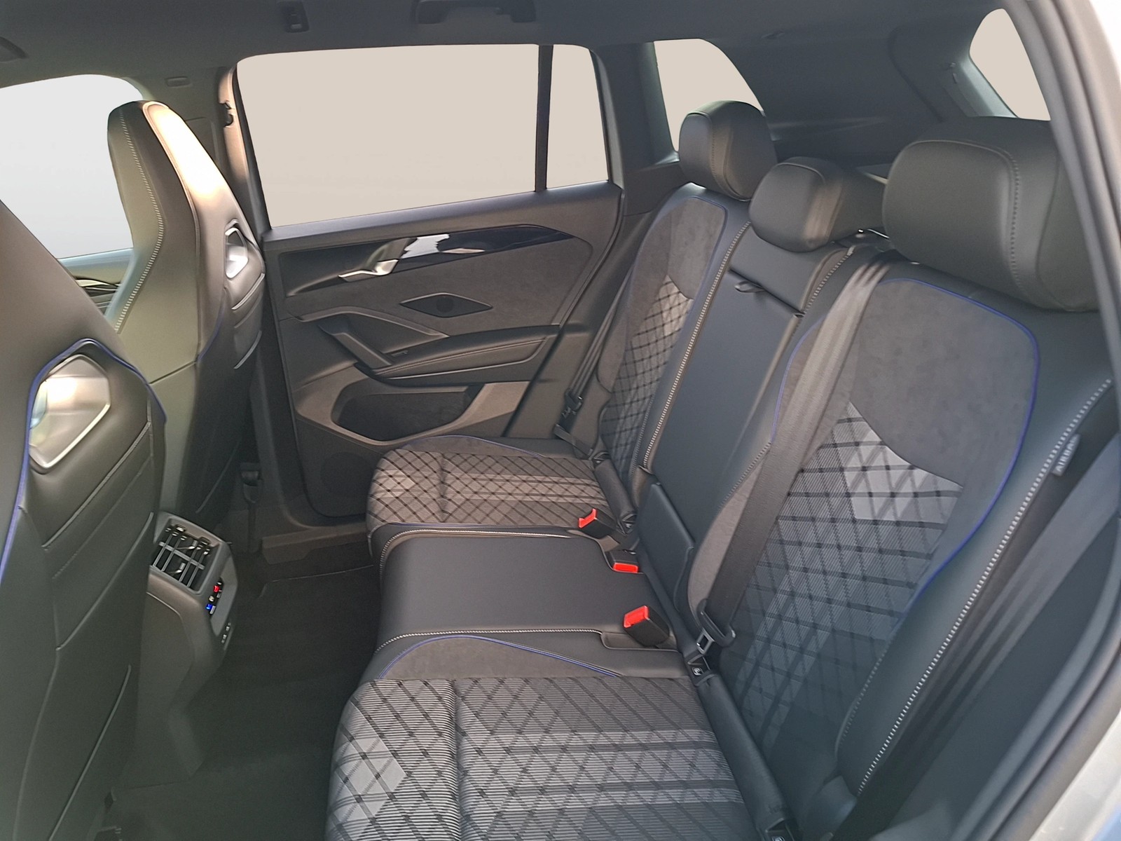 Fahrzeugabbildung Volkswagen Tiguan TDI R-Line DSG 4M Standhzg. Matrix Navi AID HUD ACC RFK SH 19