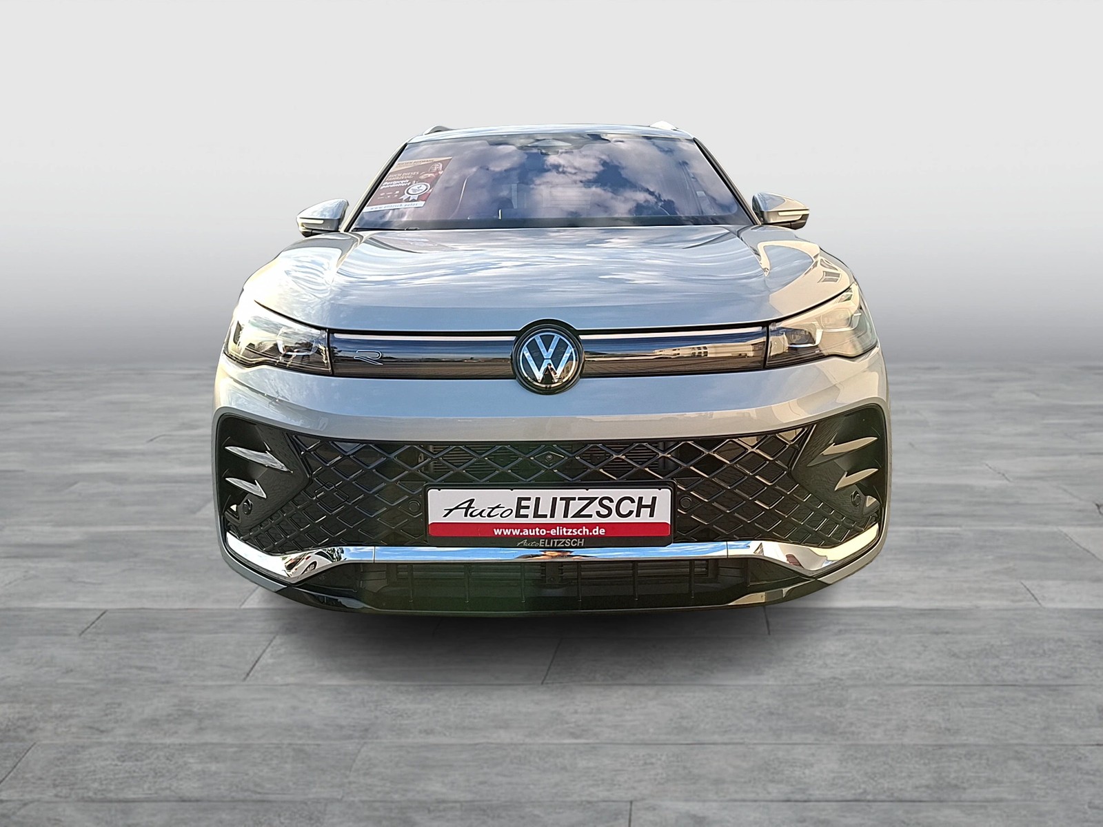 Fahrzeugabbildung Volkswagen Tiguan TDI R-Line DSG 4M Standhzg. Matrix Navi AID HUD ACC RFK SH 19