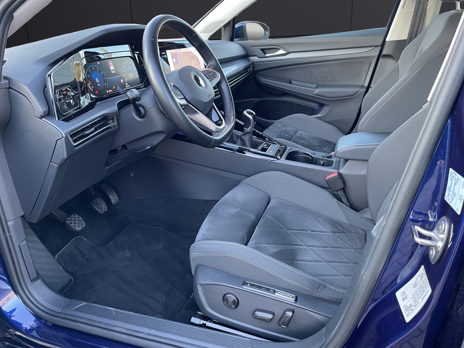 Fahrzeugabbildung Volkswagen Golf VIII Variant Style TSI LED+ ACC SH RearView Ambiente Navi Klima