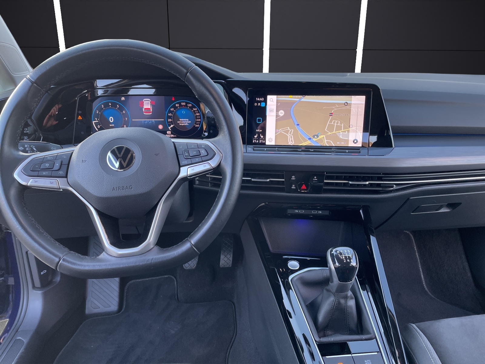 Fahrzeugabbildung Volkswagen Golf VIII Variant Style TSI LED+ ACC SH RearView Ambiente Navi Klima