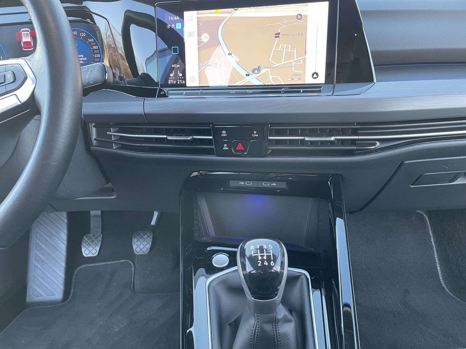 Fahrzeugabbildung Volkswagen Golf VIII Variant Style TSI LED+ ACC SH RearView Ambiente Navi Klima