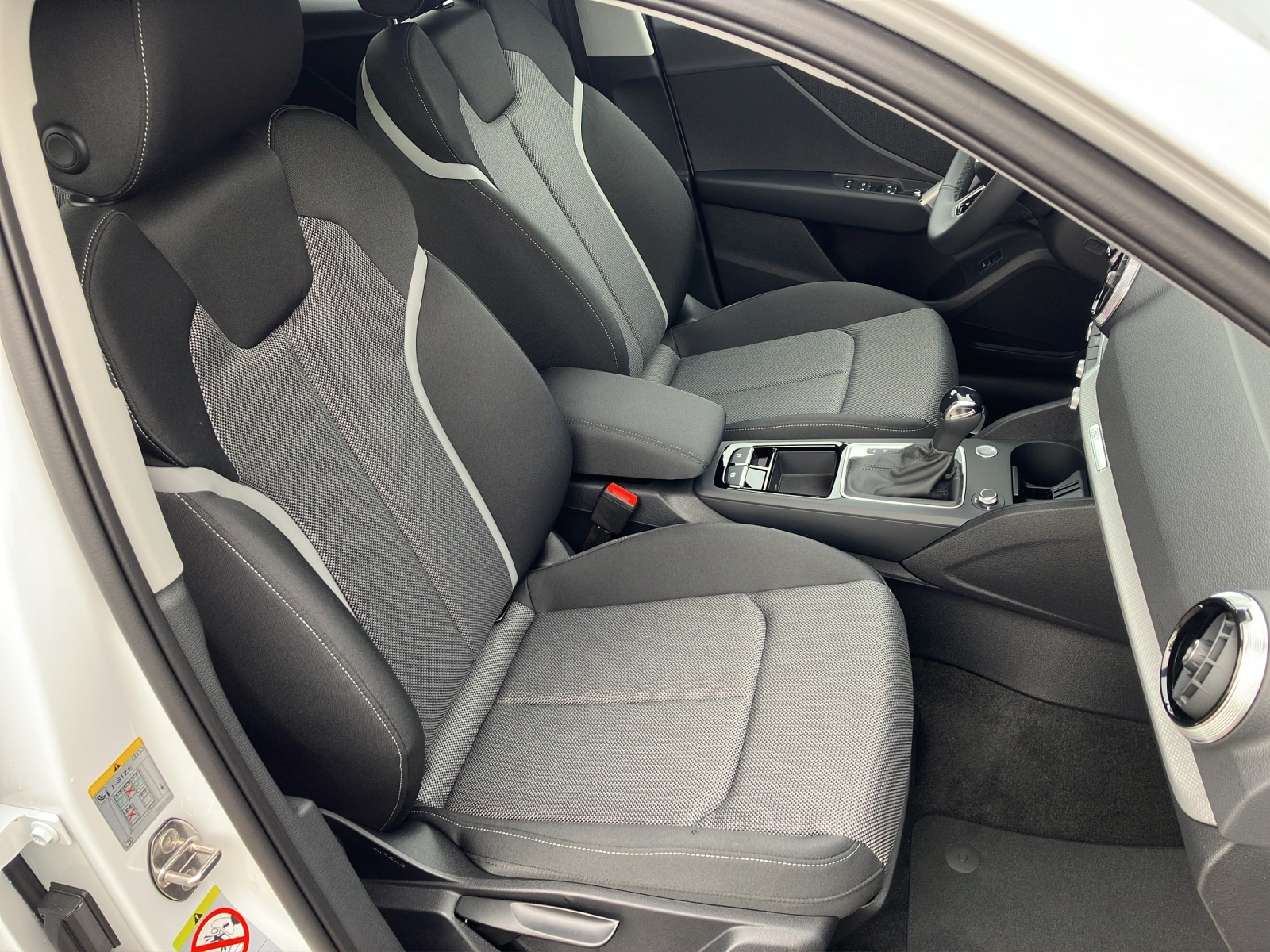 Fahrzeugabbildung Audi Q2 35 TFSI advanced S tronic Matrix Vorb. AHZV