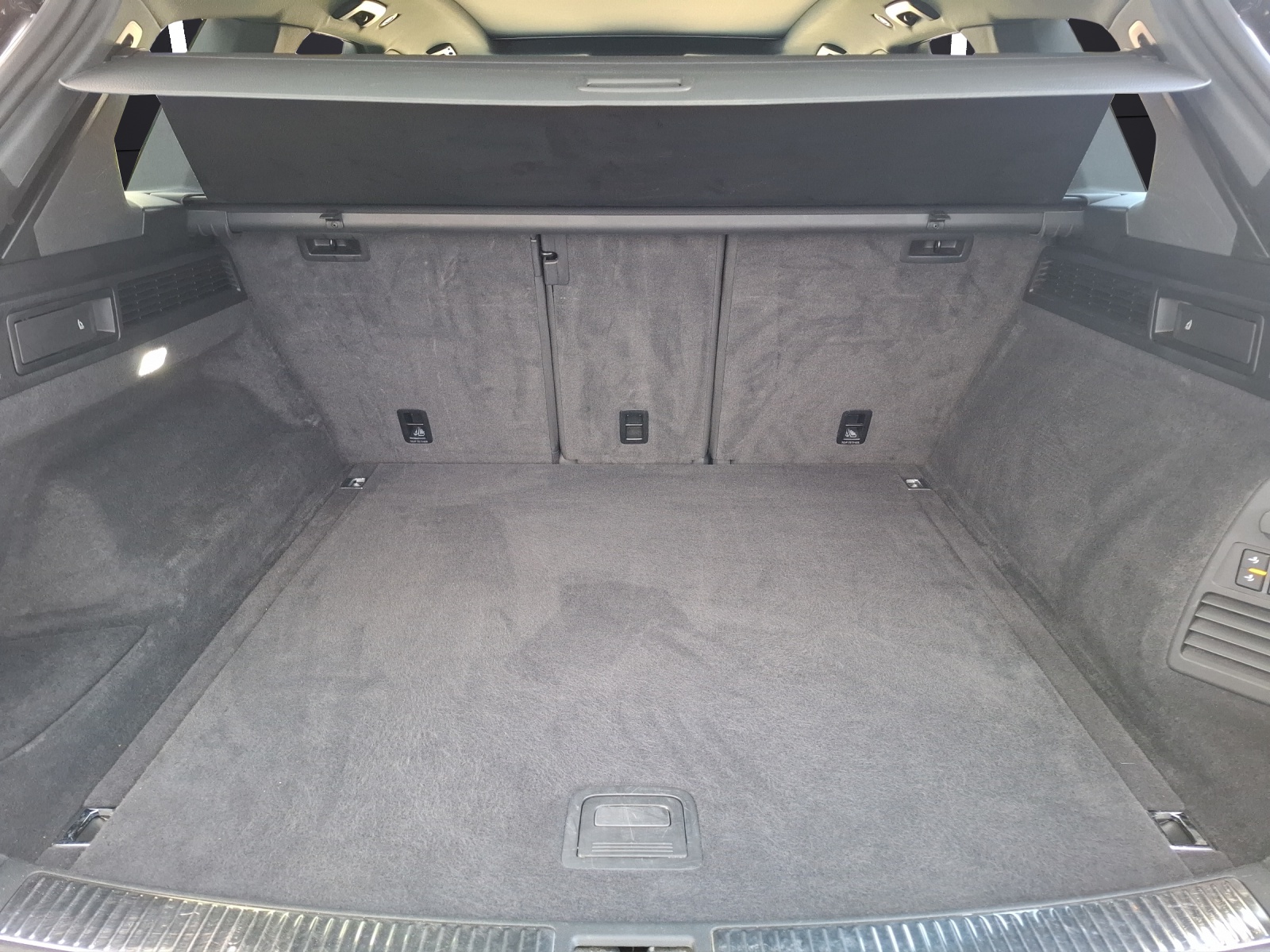 Fahrzeugabbildung Volkswagen Touareg TDI Elegance DSG 4M R-Line Matrix AHK Pano Luft HUD AID ACC RFK Leder SH 21