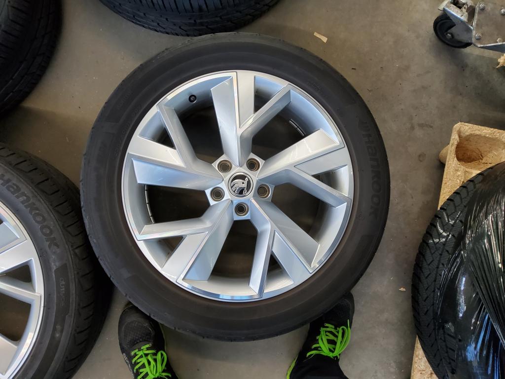 Fahrzeugabbildung SKODA Kodiaq TSI Tour DSG 4x4 Standhzg. Matrix AHK Navi ACC RFK SH