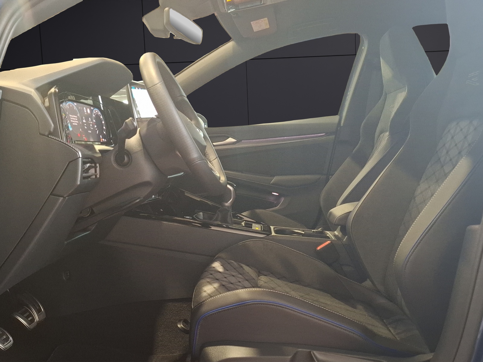 Fahrzeugabbildung Volkswagen Golf VIII Variant TSI R-Line Standhzg LEDplus Navi AID ACC RFK SHZ