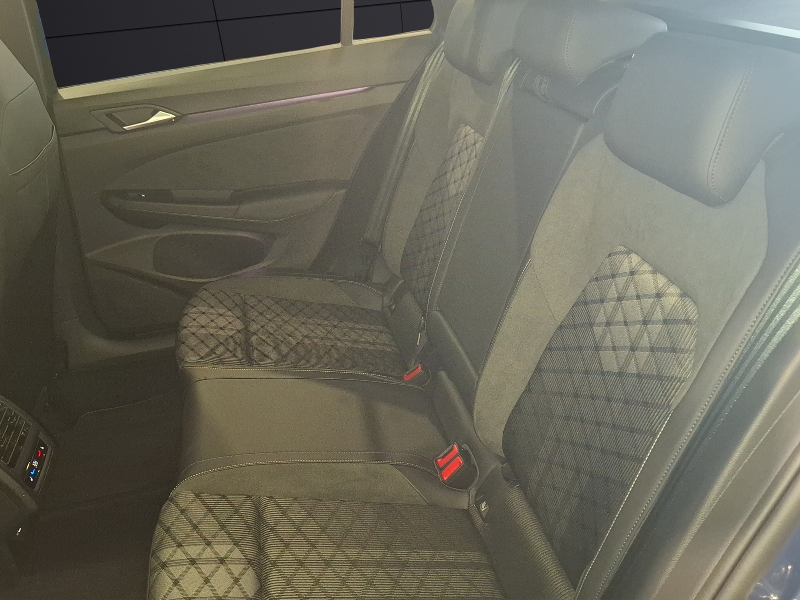 Fahrzeugabbildung Volkswagen Golf VIII Variant TSI R-Line Standhzg LEDplus Navi AID ACC RFK SHZ