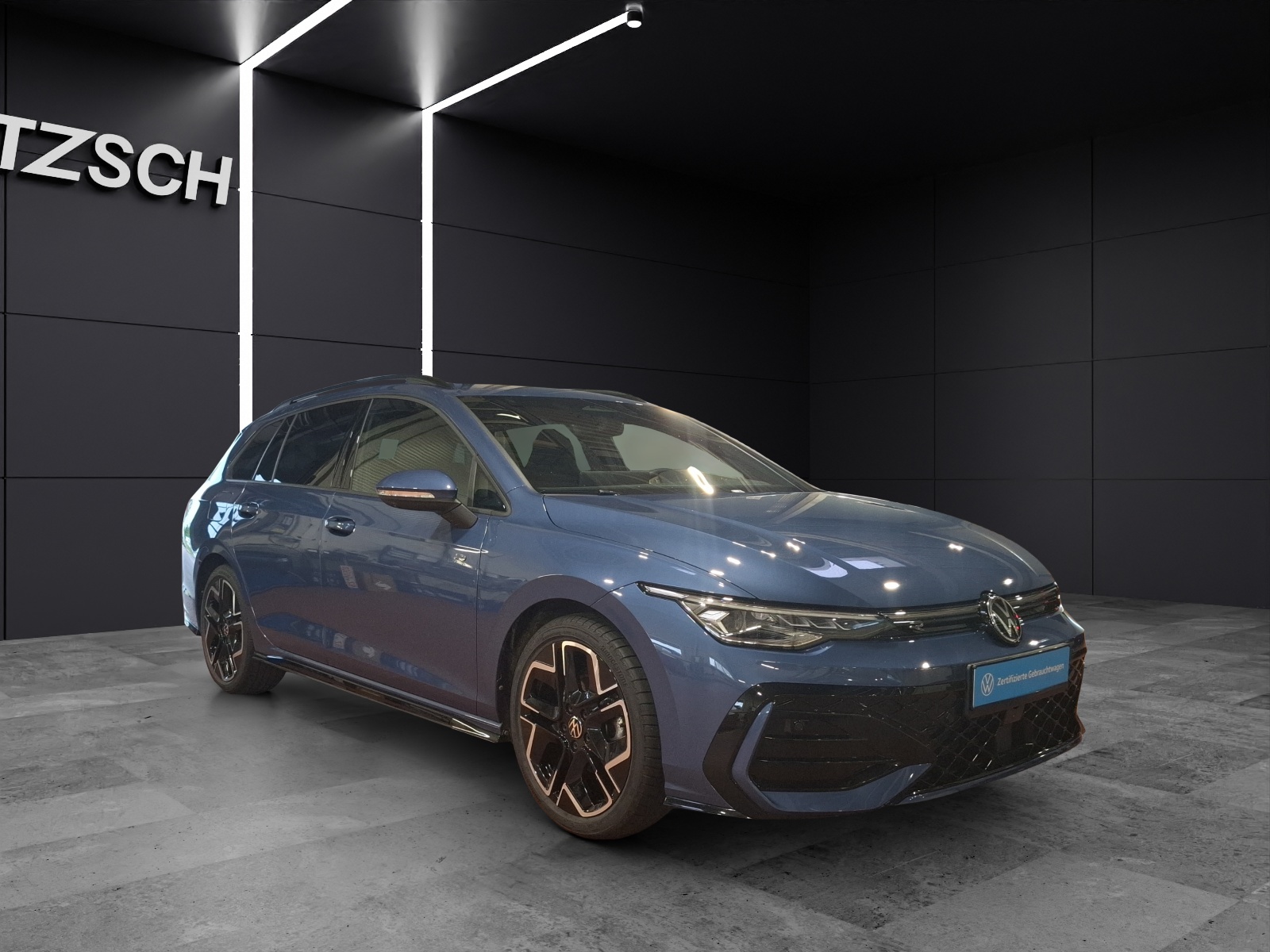 Fahrzeugabbildung Volkswagen Golf VIII Variant TSI R-Line Standhzg LEDplus Navi AID ACC RFK SHZ