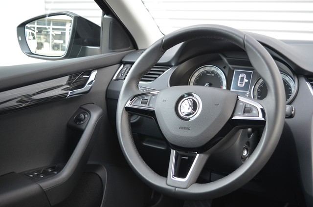 Fahrzeugabbildung SKODA Octavia Combi TDI Style Navi GRA PDC SH LM