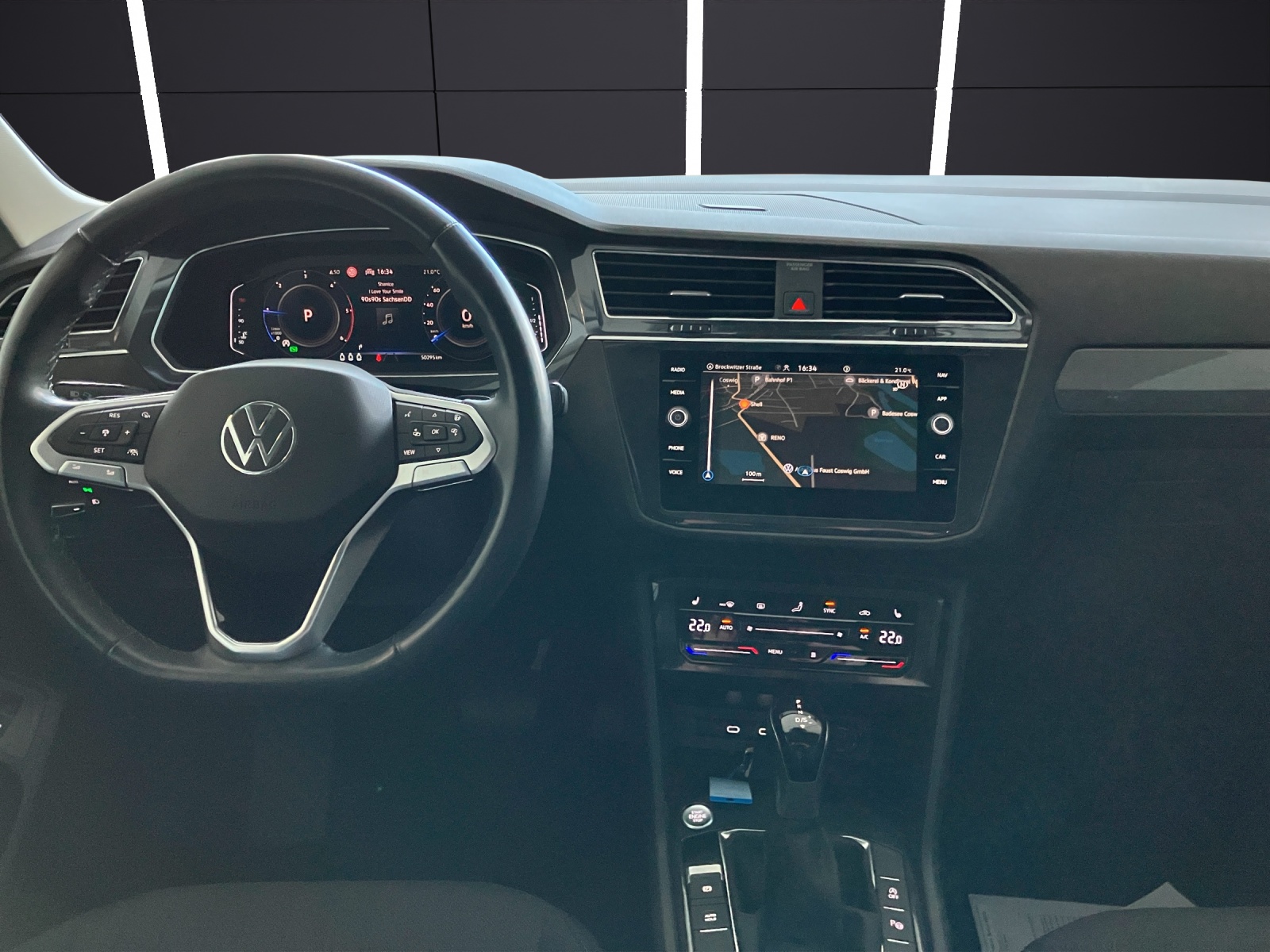 Fahrzeugabbildung Volkswagen Tiguan Allspace Life TDI DSG LED ACC STH HuD SHZ RearView Navi
