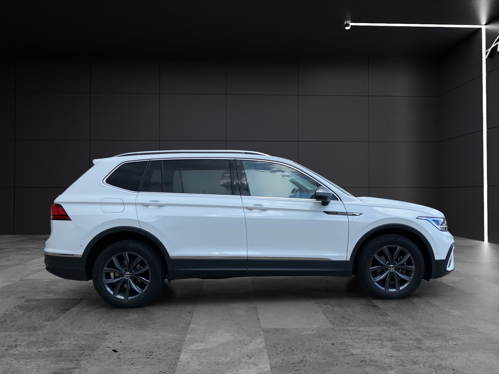 Fahrzeugabbildung Volkswagen Tiguan Allspace Life TDI DSG LED ACC STH HuD SHZ RearView Navi