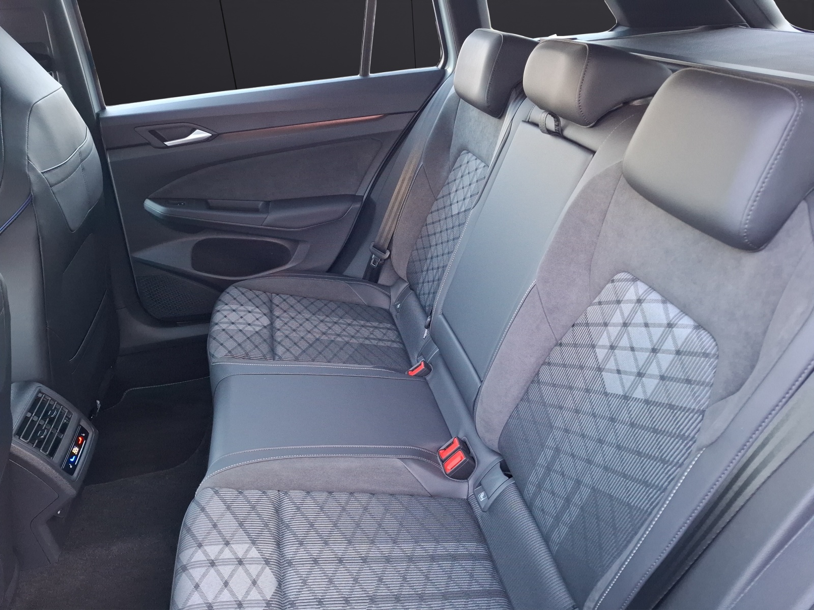 Fahrzeugabbildung Volkswagen Golf VIII Variant eTSI R-Line DSG Standhzg LED AHK Navi AID ACC RFK SH