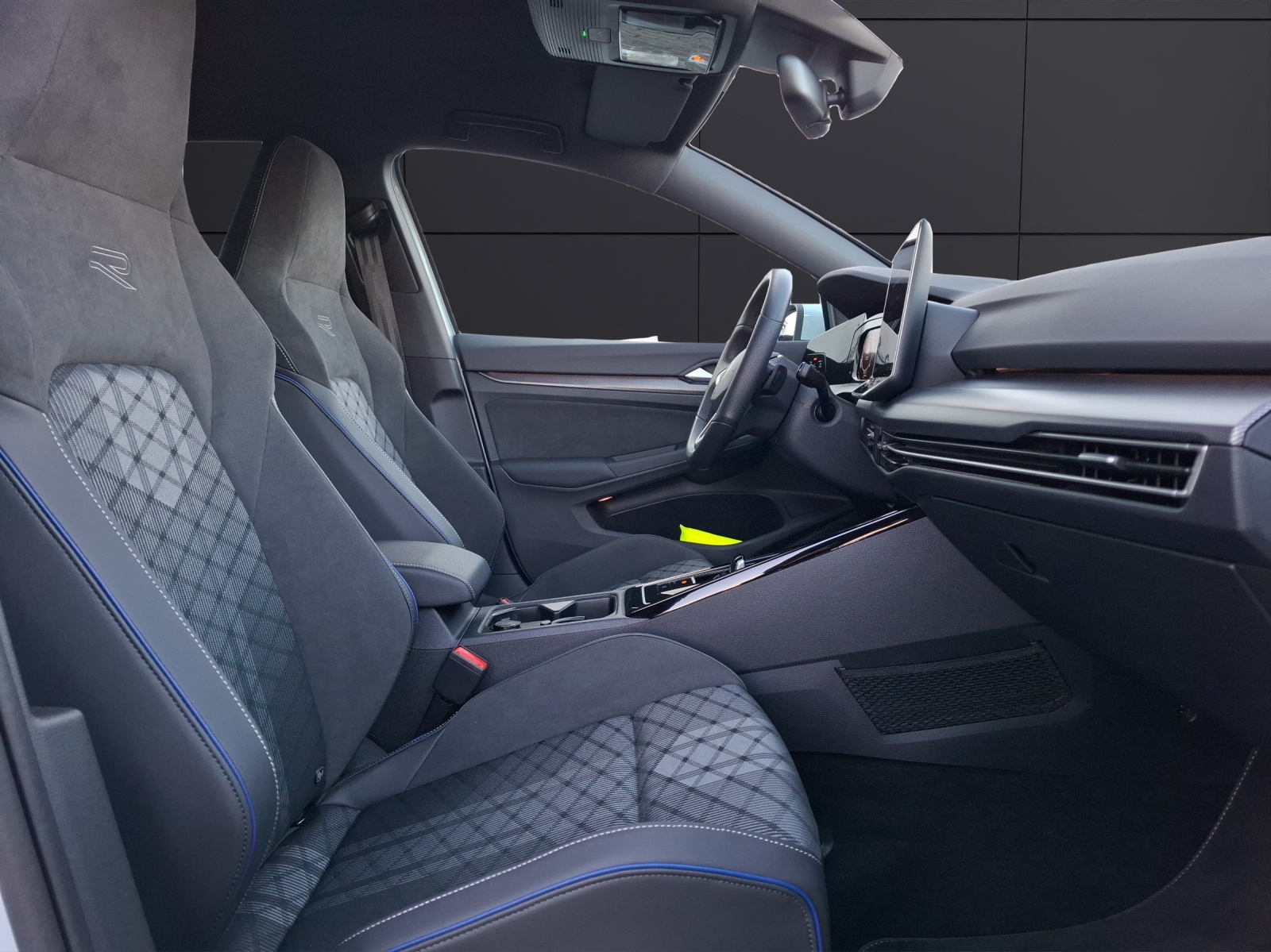 Fahrzeugabbildung Volkswagen Golf VIII Variant eTSI R-Line DSG Standhzg LED AHK Navi AID ACC RFK SH