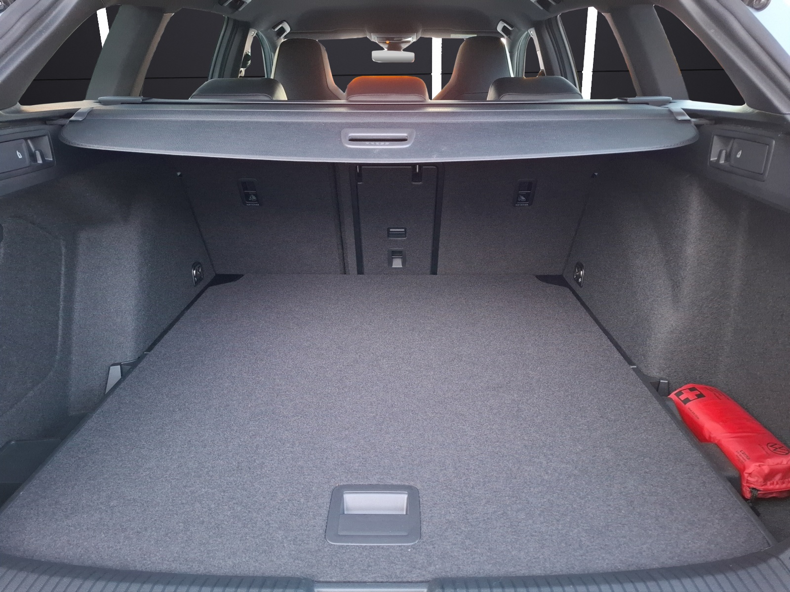 Fahrzeugabbildung Volkswagen Golf VIII Variant eTSI R-Line DSG Standhzg LED AHK Navi AID ACC RFK SH