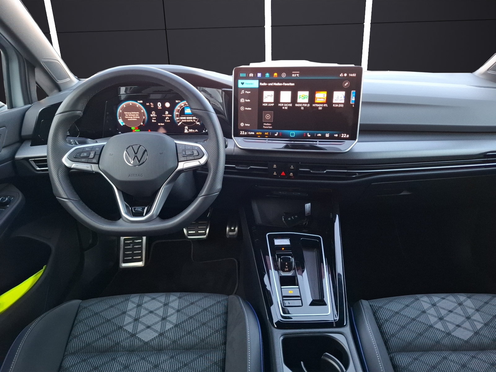 Fahrzeugabbildung Volkswagen Golf VIII Variant eTSI R-Line DSG Standhzg LED AHK Navi AID ACC RFK SH