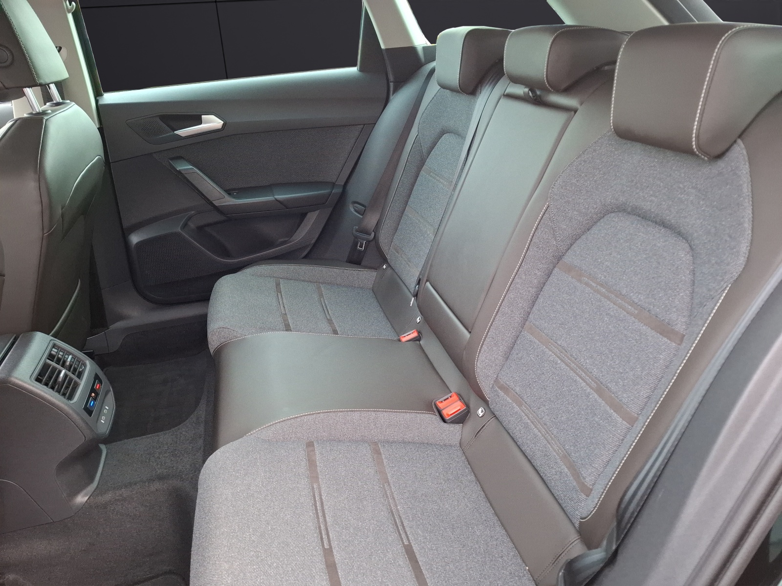 Fahrzeugabbildung SEAT Leon ST TSI Xcellence LED Navi ACC RFK SH