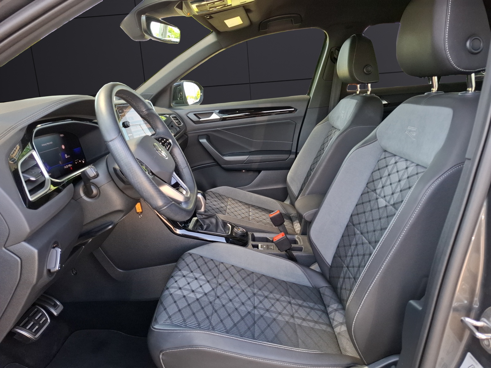 Fahrzeugabbildung Volkswagen T-Roc TSI R-Line DSG 4M Matrix Navi AID ACC Park-Assist SH LM