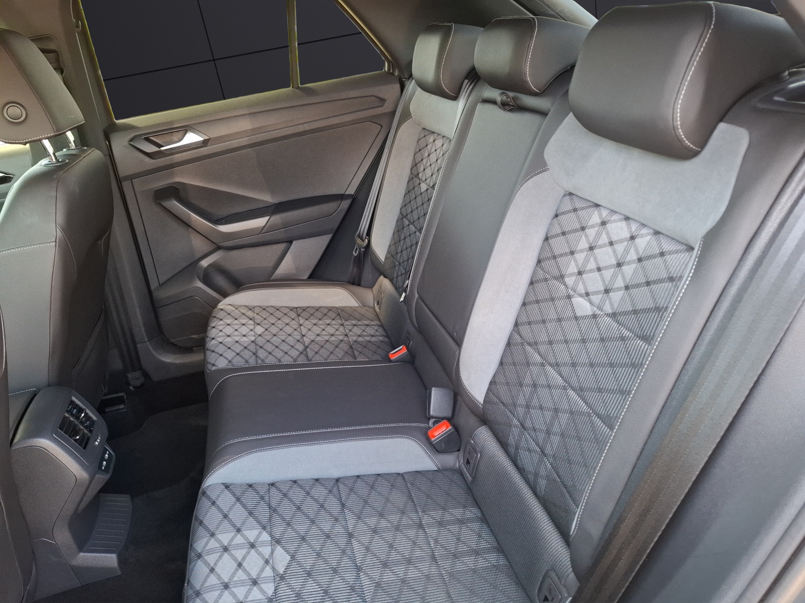 Fahrzeugabbildung Volkswagen T-Roc TSI R-Line DSG 4M Matrix Navi AID ACC Park-Assist SH LM