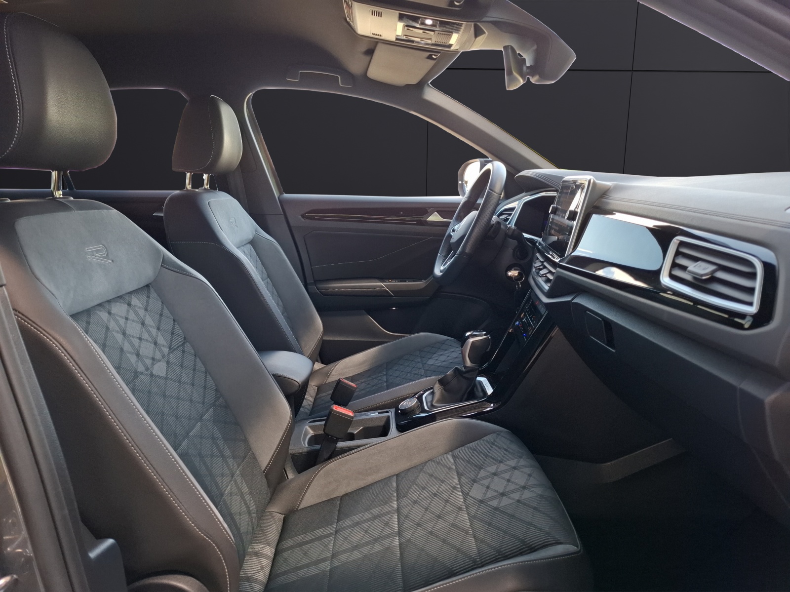 Fahrzeugabbildung Volkswagen T-Roc TSI R-Line DSG 4M Matrix Navi AID ACC Park-Assist SH LM