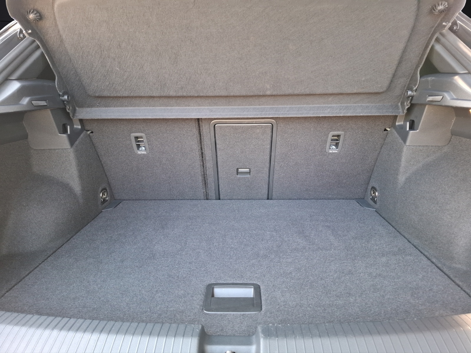 Fahrzeugabbildung Volkswagen T-Roc TSI R-Line DSG 4M Matrix Navi AID ACC Park-Assist SH LM