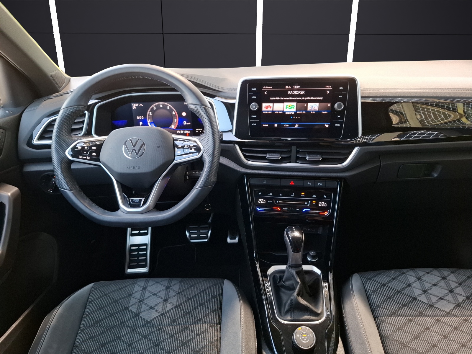 Fahrzeugabbildung Volkswagen T-Roc TSI R-Line DSG 4M Matrix Navi AID ACC Park-Assist SH LM
