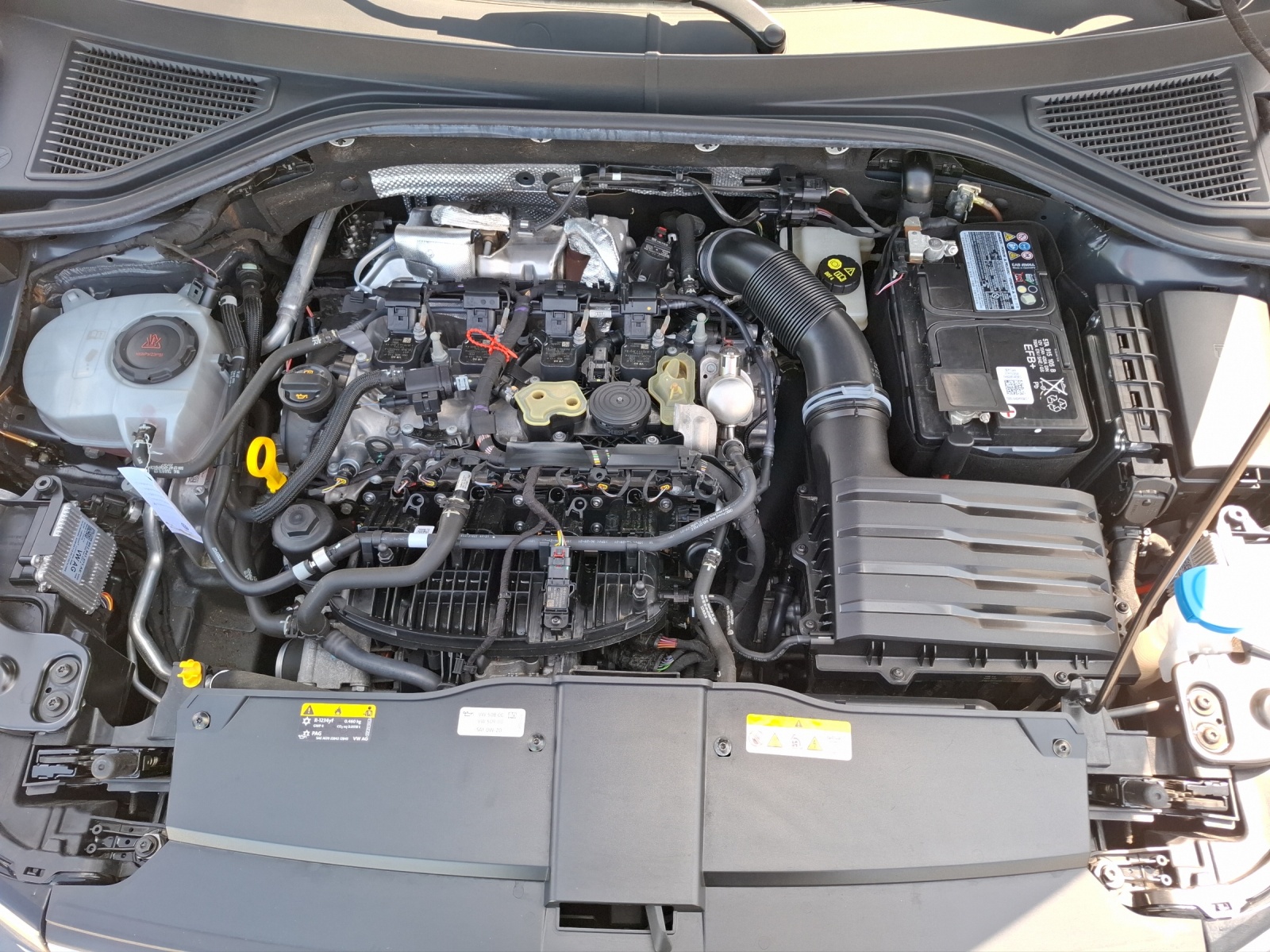 Fahrzeugabbildung Volkswagen T-Roc TSI R-Line DSG 4M Matrix Navi AID ACC Park-Assist SH LM