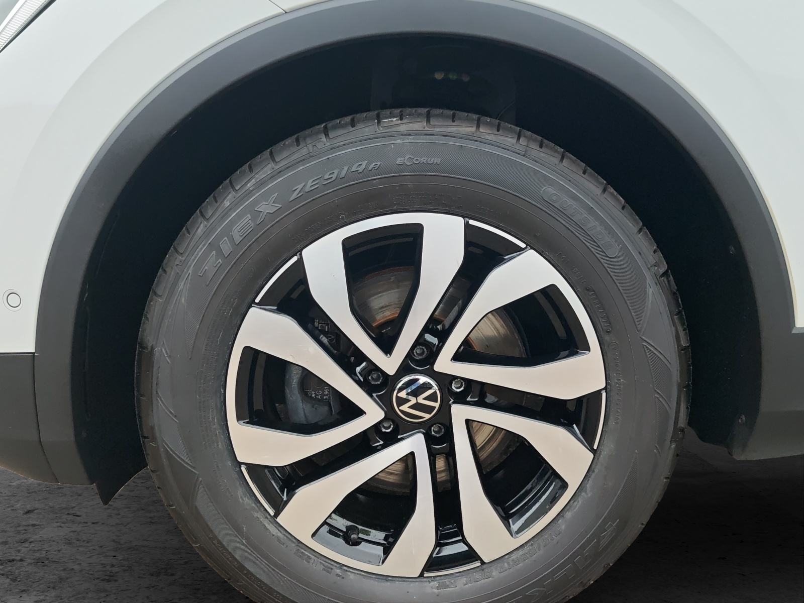 Fahrzeugabbildung Volkswagen Tiguan TDI Active DSG LED Navi ACC PDC SHZ
