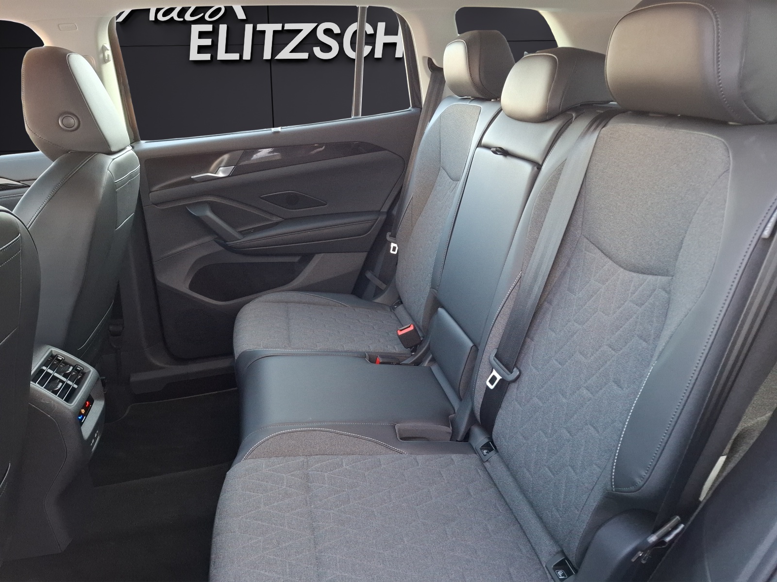 Fahrzeugabbildung Volkswagen Tayron TSI Life DSG 4M LED AHK Navi AID HUD ACC RFK SH