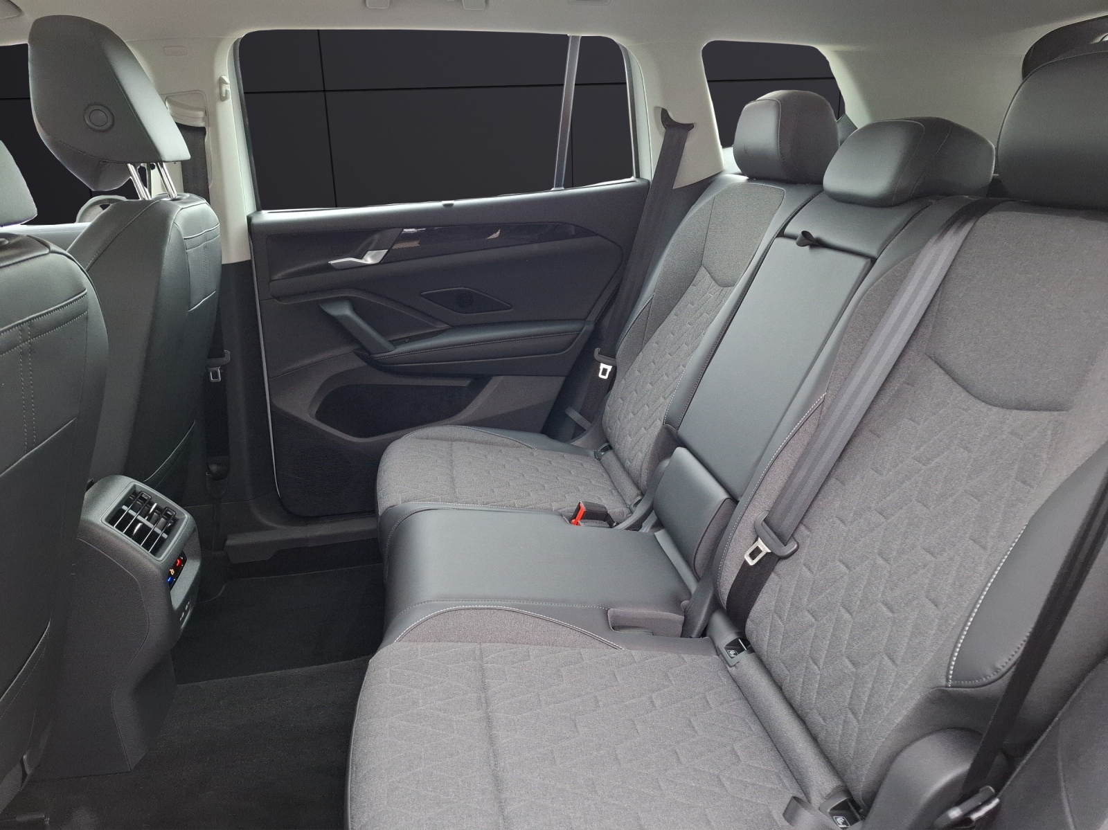 Fahrzeugabbildung Volkswagen Tayron TDI Life DSG 4M Standhzg LED AHK Navi AID Pano HUD ACC RFK 18