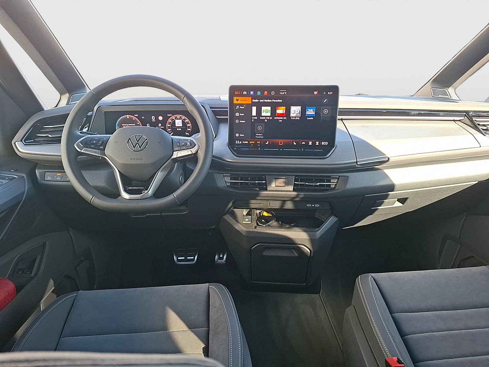 Fahrzeugabbildung Volkswagen T7 Multivan eHybrid DSG 4M. Gen. Matrix AHK AID ACC RFH SH 19
