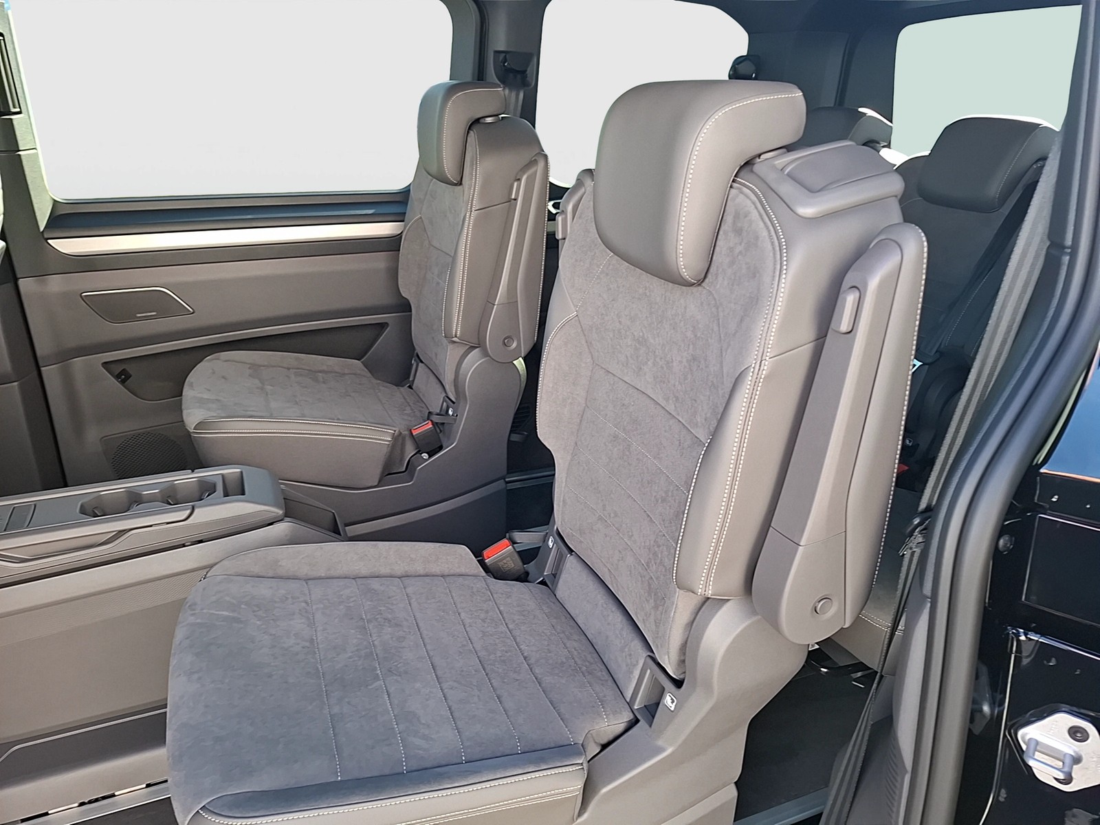 Fahrzeugabbildung Volkswagen T7 Multivan eHybrid DSG 4M. Gen. Matrix AHK AID ACC RFH SH 19