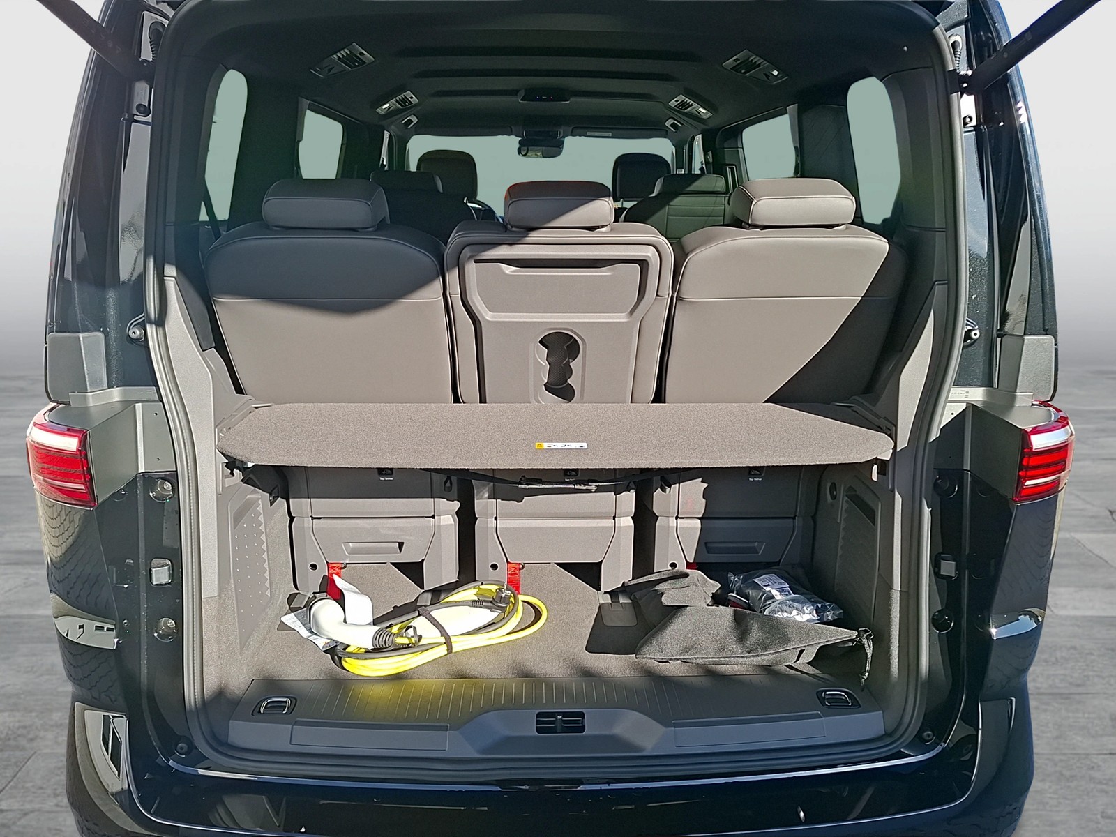 Fahrzeugabbildung Volkswagen T7 Multivan eHybrid DSG 4M. Gen. Matrix AHK AID ACC RFH SH 19