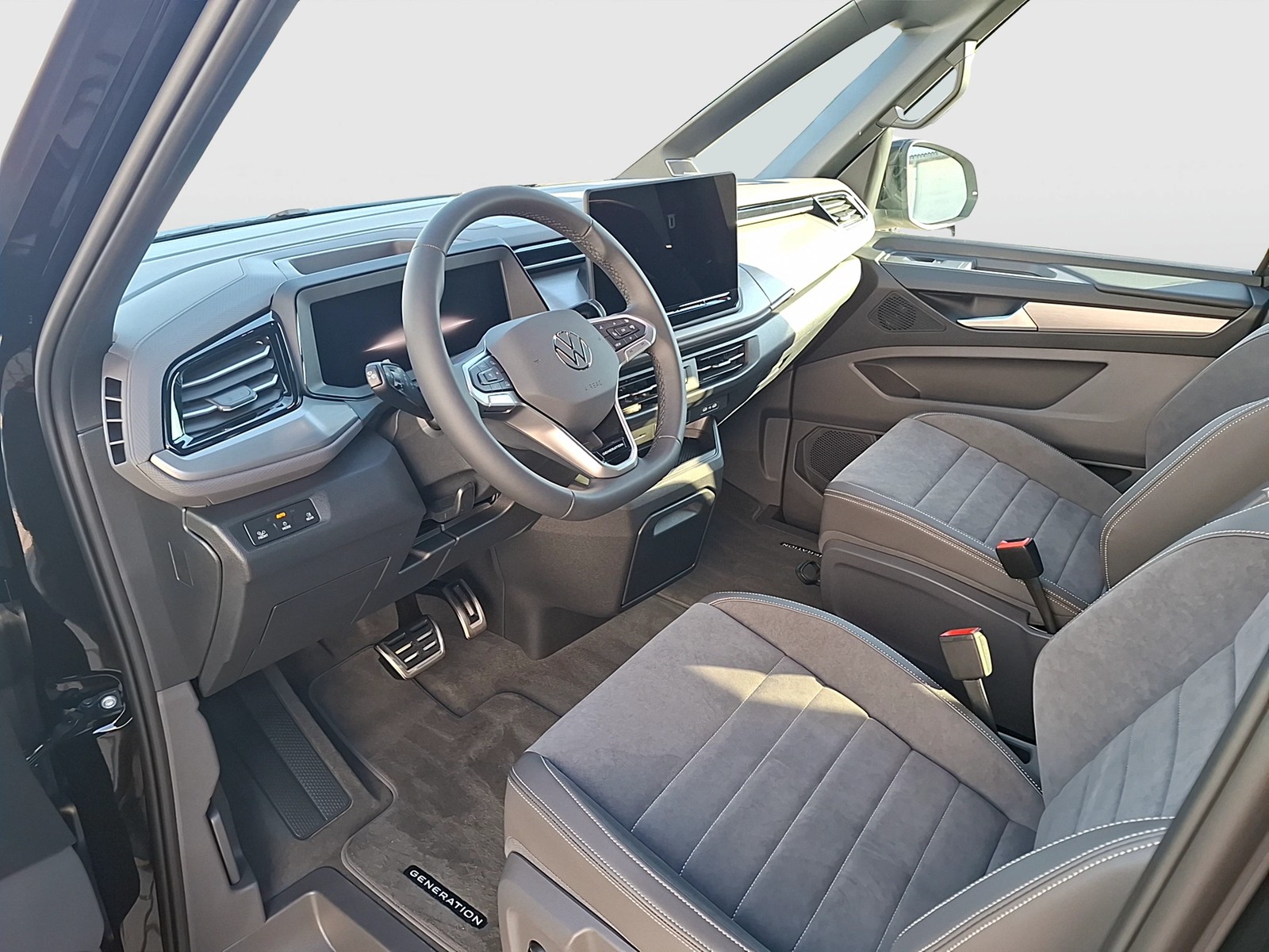 Fahrzeugabbildung Volkswagen T7 Multivan eHybrid DSG 4M. Gen. Matrix AHK AID ACC RFH SH 19