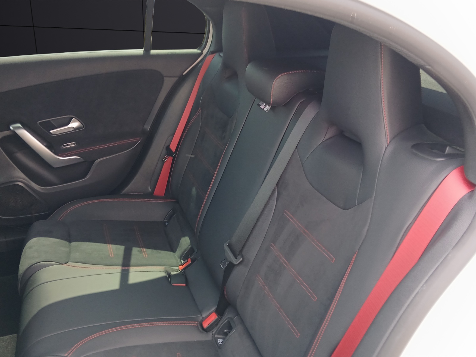 Fahrzeugabbildung Mercedes-Benz A 35 AMG 4Matic LED AHK Navi MBUX SHZ