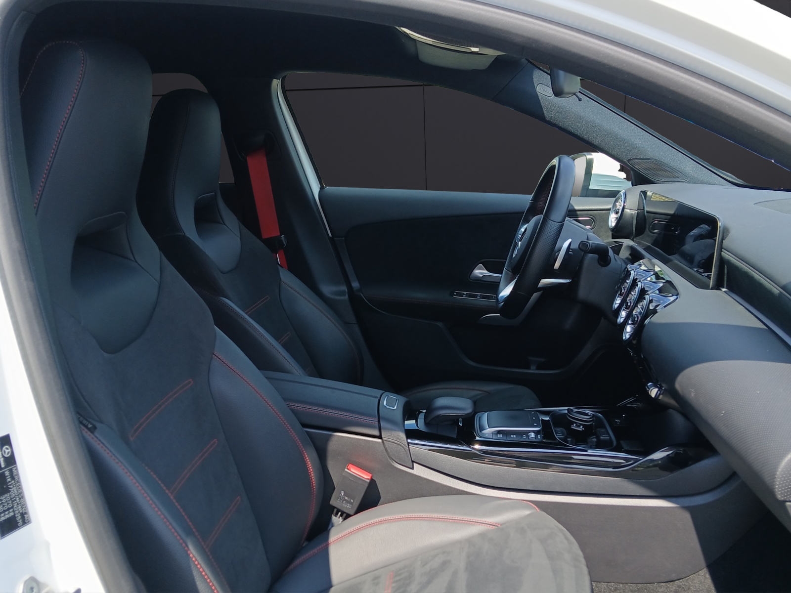 Fahrzeugabbildung Mercedes-Benz A 35 AMG 4Matic LED AHK Navi MBUX SHZ