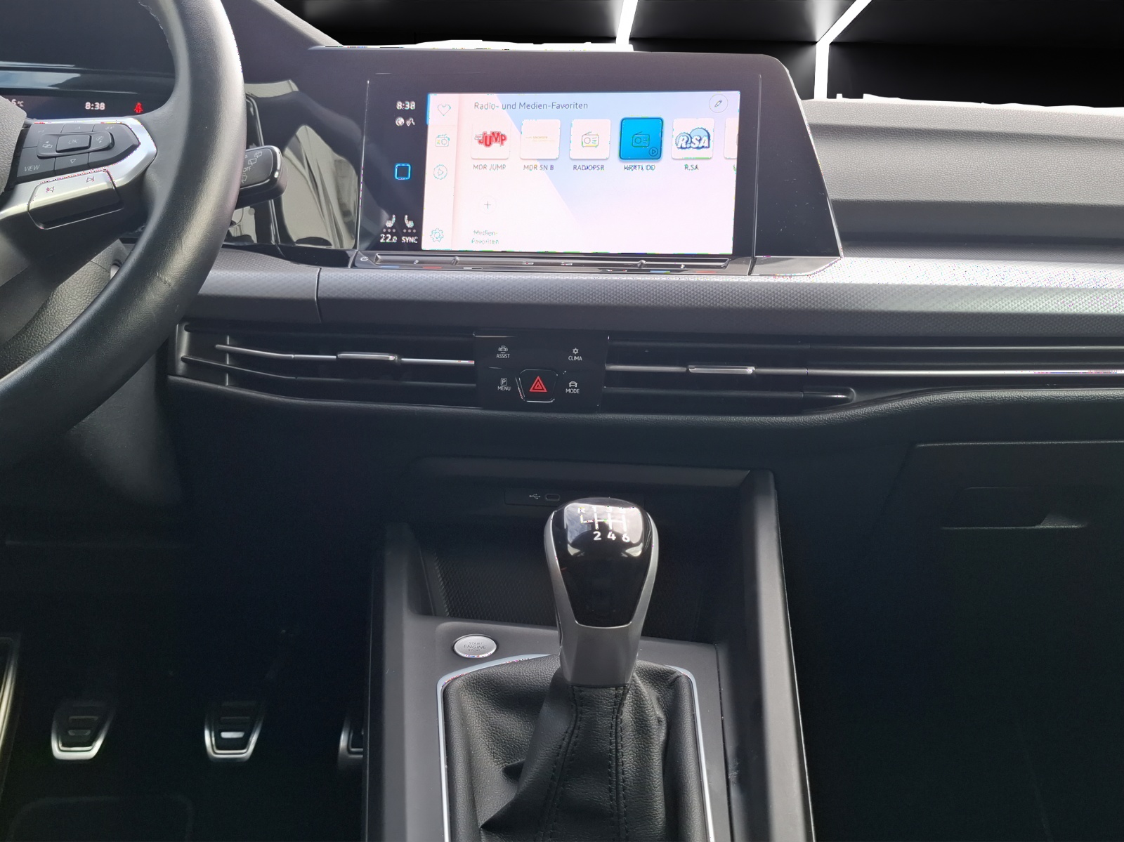 Fahrzeugabbildung Volkswagen Golf VIII TSI Active Standhzg. LEDplus Navi AID HUD ACC RFK SH