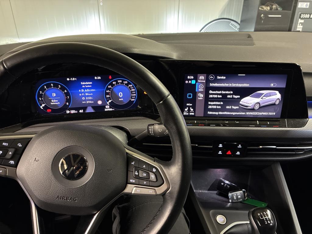 Fahrzeugabbildung Volkswagen Golf VIII TSI Active Standhzg. LEDplus Navi AID HUD ACC RFK SH