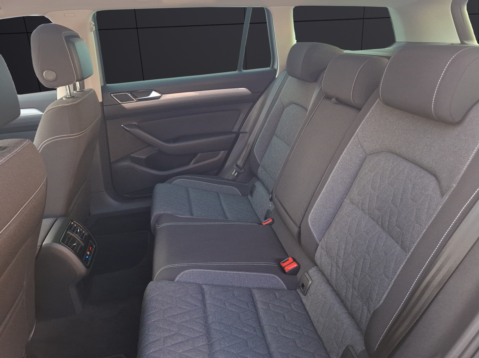 Fahrzeugabbildung Volkswagen Passat Variant TSI Business DSG Matrix Standhzg. AHK Navi ACC RFK SH