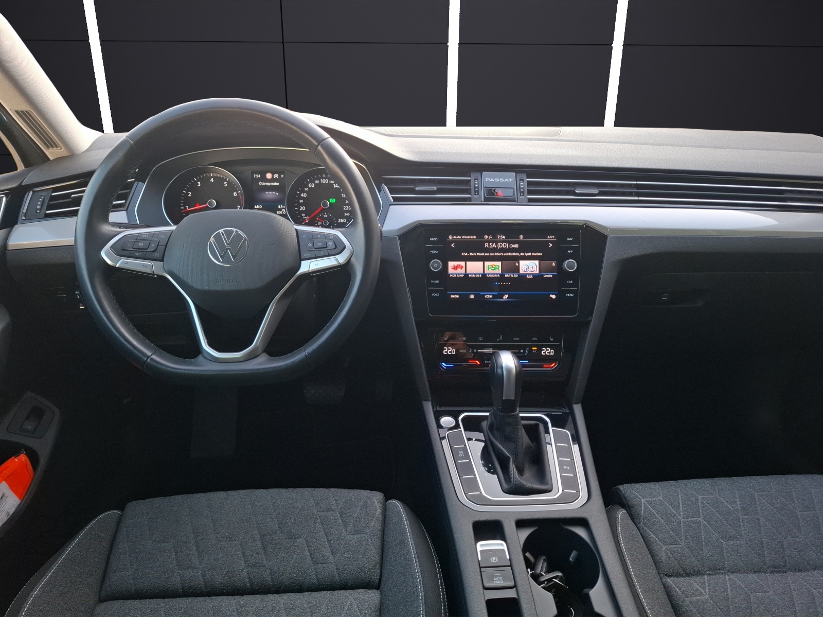Fahrzeugabbildung Volkswagen Passat Variant TSI Business DSG Matrix Standhzg. AHK Navi ACC RFK SH