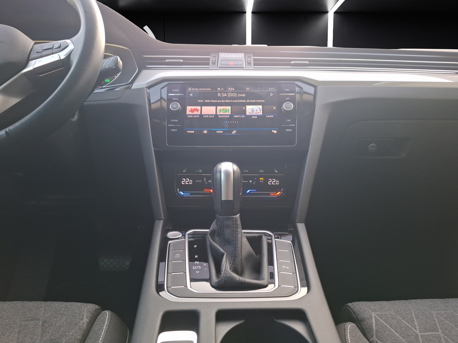 Fahrzeugabbildung Volkswagen Passat Variant TSI Business DSG Matrix Standhzg. AHK Navi ACC RFK SH