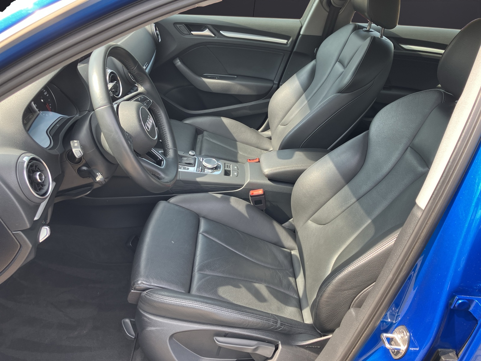 Fahrzeugabbildung Audi A3 Sportback S-Line S-tronic LED Navi ACC SHZ PDC LM